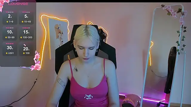 EvelinaLuu online show from April 22, 2026, 1:52 am