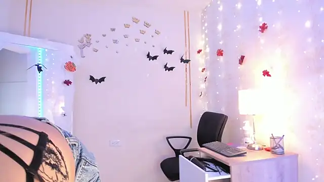 Emylyjonhs online show from October 28, 2025, 8:33 pm