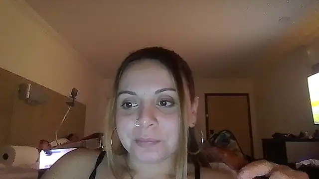 Snapshot of ShysluutGia chatting on April 23, 2026, 4:35 am ShysluutGia online show from April 23, 2026, 4:35 am