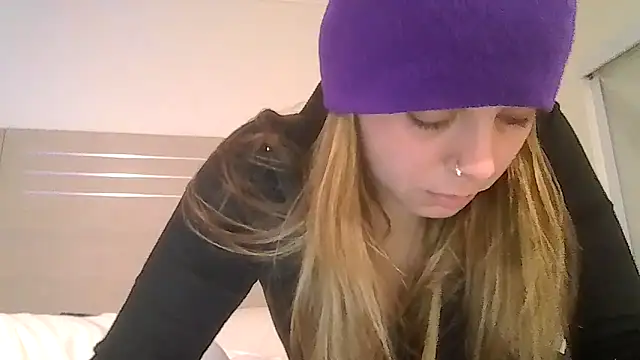 Snapshot of ShysluutGia chatting on April 28, 2026, 5:12 am ShysluutGia online show from April 28, 2026, 5:12 am