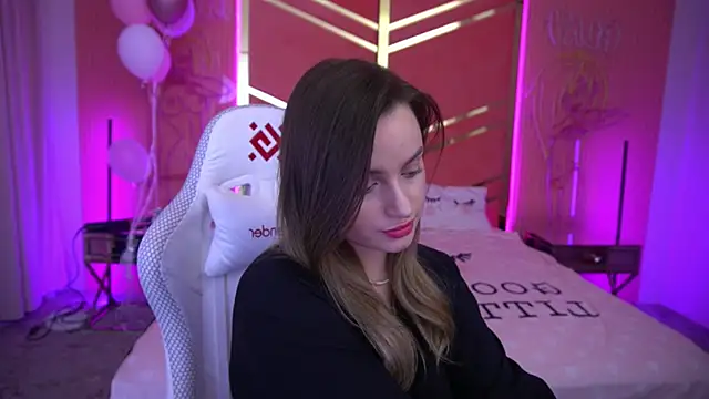 LindsieGreyy online show from March 9, 2025, 11:03 am