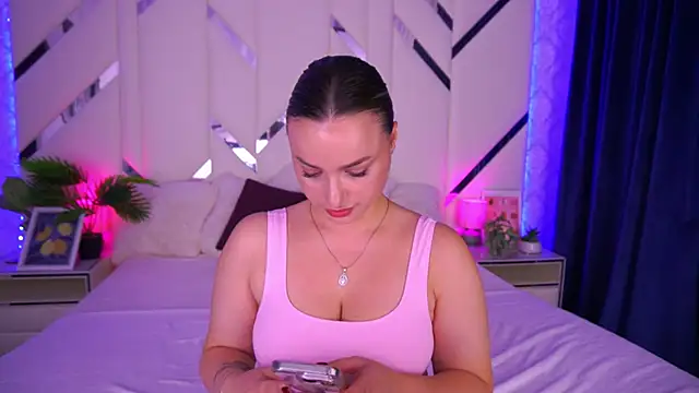 LindsieGreyy online show from October 5, 2025, 7:07 am