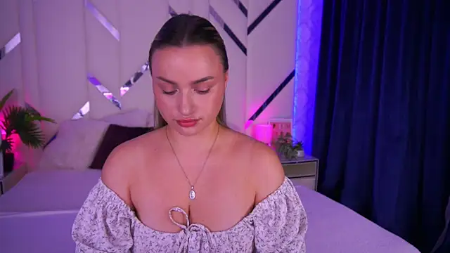 LindsieGreyy online show from October 9, 2025, 7:06 am