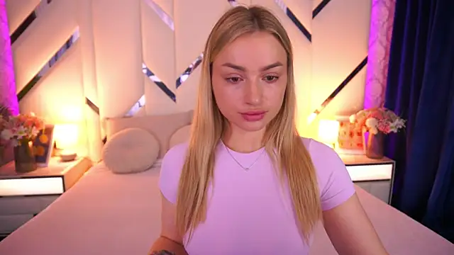 Snapshot of LindsieGreyy chatting on June 7, 2026, 6:28 am LindsieGreyy online show from June 7, 2026, 6:28 am