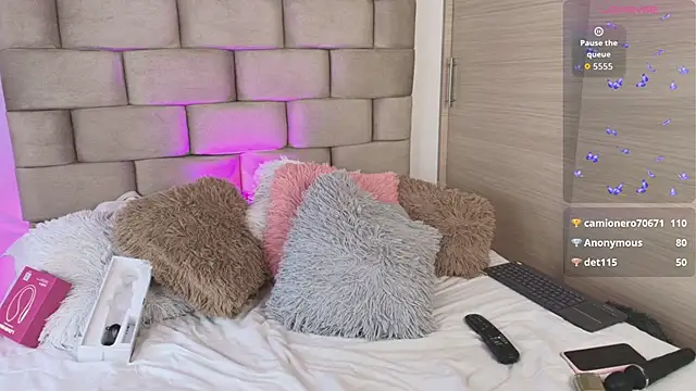 DANIELA CADAVID  online show from February 3, 2026, 2:53 am