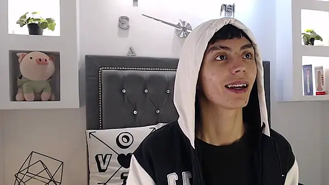 MaikyCooper online show from March 18, 2025, 5:52 am