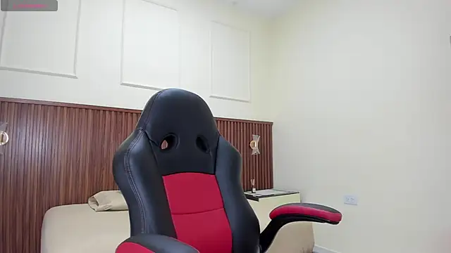 MELINAMARTINS online show from September 26, 2025, 7:29 pm