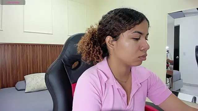 MELINAMARTINS online show from November 10, 2025, 7:35 pm