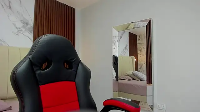 MELINAMARTINS online show from November 15, 2025, 12:23 pm