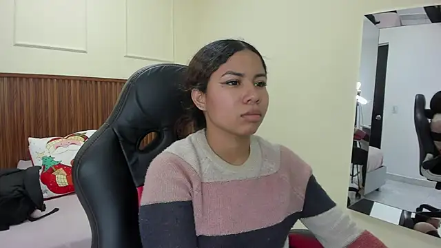 MELINAMARTINS online show from December 4, 2025, 7:44 pm