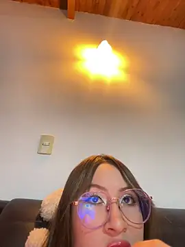 ValentinaOrtiz3 online show from March 4, 2025, 9:00 pm