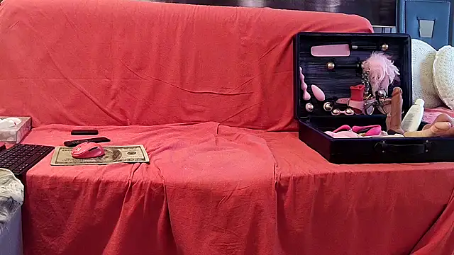 Chanel Noire online show from December 1, 2025, 1:05 pm