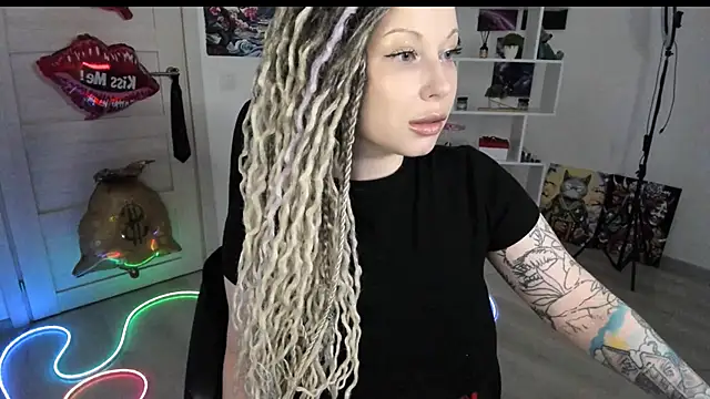 Snapshot of HoneySallyMoore chatting on May 3, 2026, 7:09 pm HoneySallyMoore online show from May 3, 2026, 7:09 pm