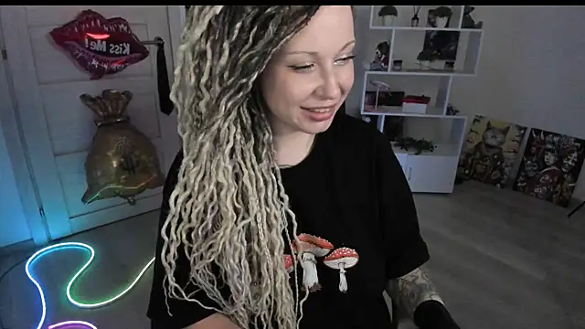 Snapshot of HoneySallyMoore chatting on June 14, 2026, 2:24 am HoneySallyMoore online show from June 14, 2026, 2:24 am
