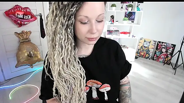 Snapshot of HoneySallyMoore chatting on June 18, 2026, 3:49 pm HoneySallyMoore online show from June 18, 2026, 3:49 pm