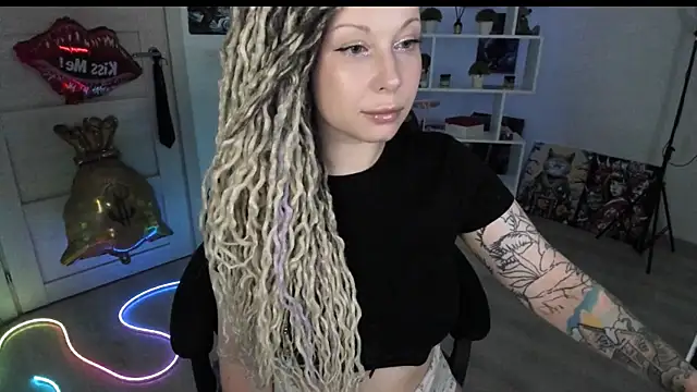 Snapshot of HoneySallyMoore chatting on July 11, 2026, 1:30 am HoneySallyMoore online show from July 11, 2026, 1:30 am