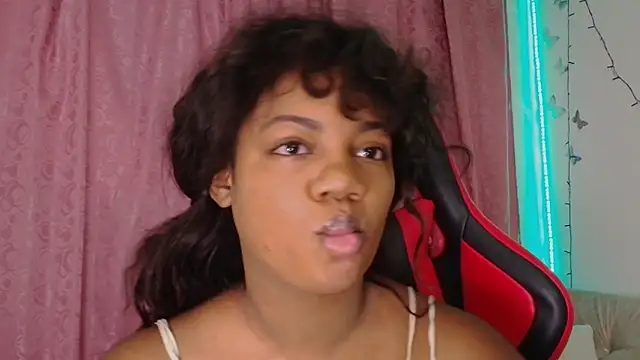 Snapshot of Daphnewalker__ chatting on December 16, 2025, 11:59 am Daphnewalker online show from December 16, 2025, 11:59 am