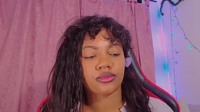 Snapshot of Daphnewalker__ chatting on December 19, 2025, 10:55 am Daphnewalker online show from December 19, 2025, 10:55 am