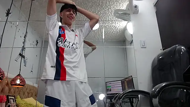 Estiv18  online show from March 22, 2025, 11:53 pm