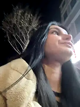 lunalovelee online show from December 1, 2025, 1:05 pm