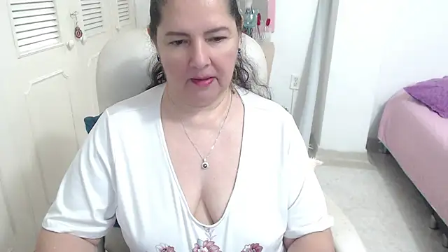leonela 69 online show from April 22, 2026, 2:58 am