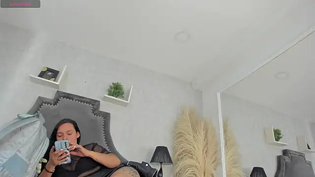 EmiliaRose  online show from April 22, 2026, 9:05 pm