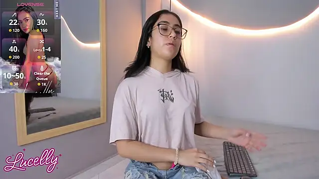 lucelly 15 online show from October 17, 2025, 11:46 am