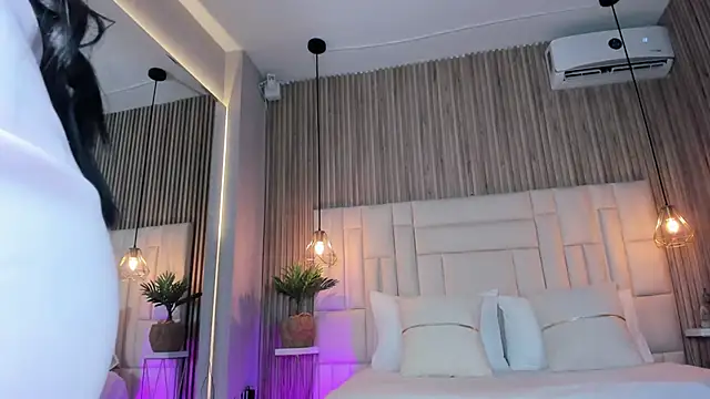 MelanieHillss online show from October 4, 2025, 4:43 am