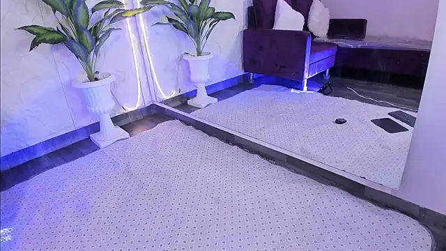 MelanieHillss online show from December 16, 2025, 4:28 am