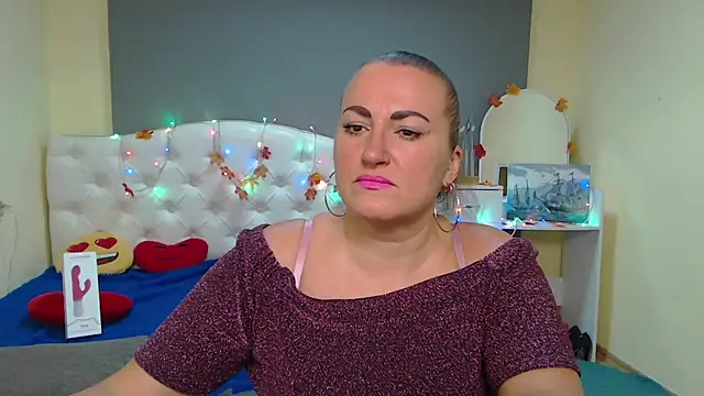 DianaMGG online show from November 19, 2025, 6:24 am