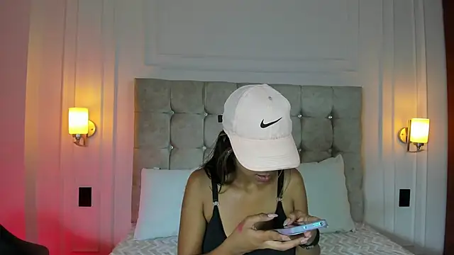 JasmineRoss 1 online show from September 18, 2025, 7:05 pm