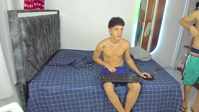 Snapshot of tonypaul13 chatting on May 21, 2026, 12:39 am tonypaul13 online show from May 21, 2026, 12:39 am