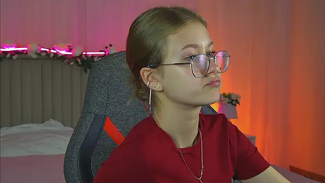 EveMundie online show from October 7, 2025, 12:46 pm