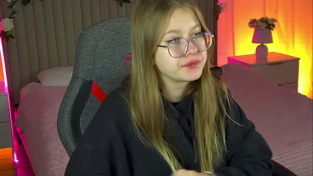 EveMundie online show from October 18, 2025, 9:54 am