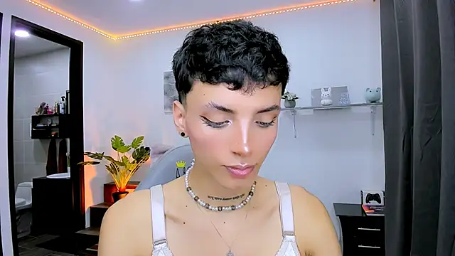 nilam valker online show from September 19, 2025, 3:41 am