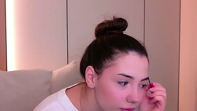 Alice Deleon online show from April 16, 2026, 11:11 am