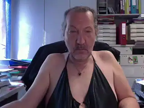 HMStraps01 online show from September 9, 2025, 7:41 am