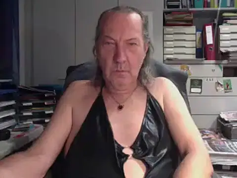 HMStraps01 online show from November 5, 2025, 6:08 pm