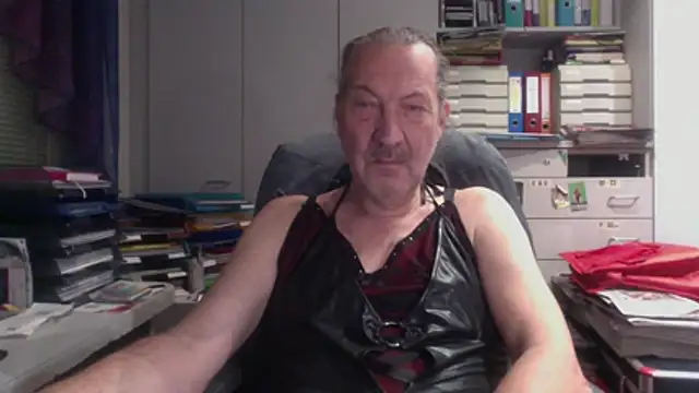 Snapshot of HMStraps01 chatting on December 18, 2025, 5:41 pm HMStraps01 online show from December 18, 2025, 5:41 pm