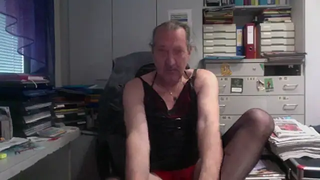 Snapshot of HMStraps01 chatting on December 21, 2025, 12:23 pm HMStraps01 online show from December 21, 2025, 12:23 pm