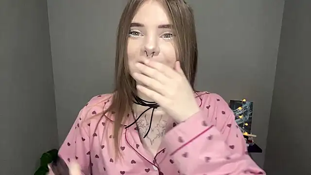 CarolinePepper online show from March 7, 2025, 5:06 pm