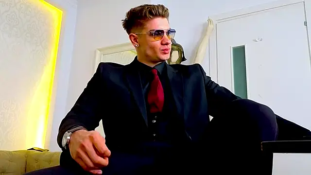 MaxKaiden online show from April 18, 2026, 5:00 am