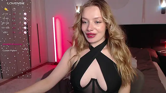 LunaticaBae online show from March 4, 2025, 3:55 am