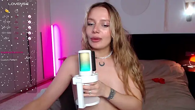 LunaticaBae online show from March 15, 2025, 7:20 am