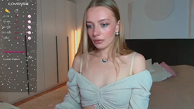 LunaticaBae online show from September 12, 2025, 4:01 am