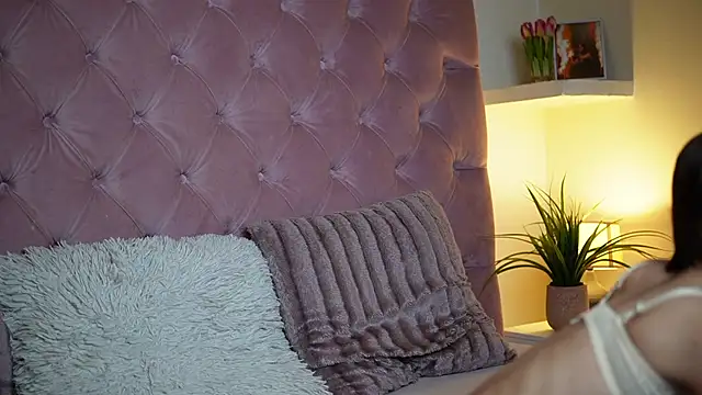 MaiaMini online show from November 13, 2025, 10:52 pm