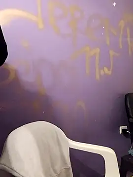 Snapshot of LeonRoots chatting on December 23, 2025, 8:12 am LeonRoots online show from December 23, 2025, 8:12 am