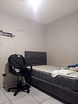 Snapshot of LeonRoots chatting on January 11, 2026, 10:26 pm LeonRoots online show from January 11, 2026, 10:26 pm