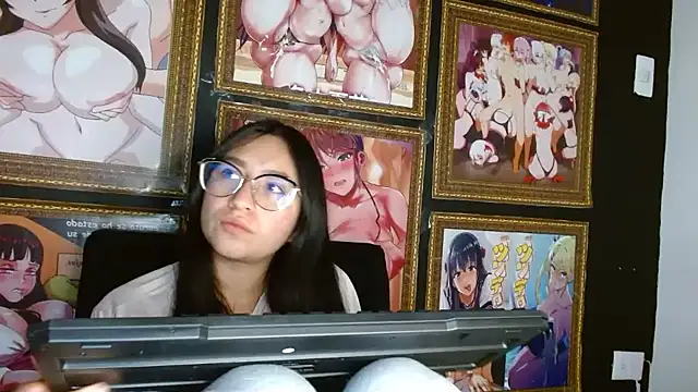 Snapshot of Arielle_lov chatting on March 12, 2025, 5:49 pm Arielle lov online show from March 12, 2025, 5:49 pm