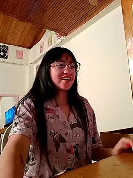 Snapshot of Arielle_lov chatting on October 1, 2025, 12:05 am Arielle lov online show from October 1, 2025, 12:05 am